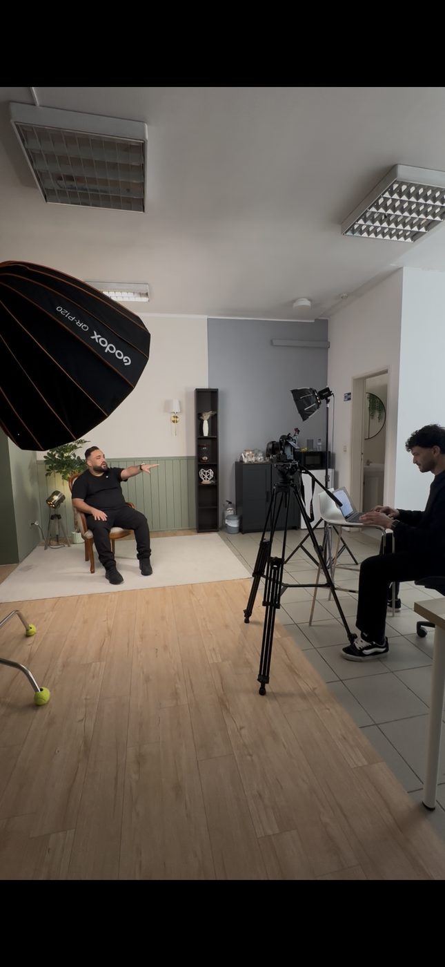 Bastidores de captação audiovisual no estúdio da Think.