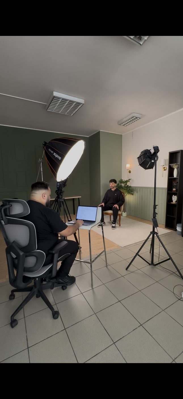 Pormenor do cenário e equipamento profissional em estúdio.