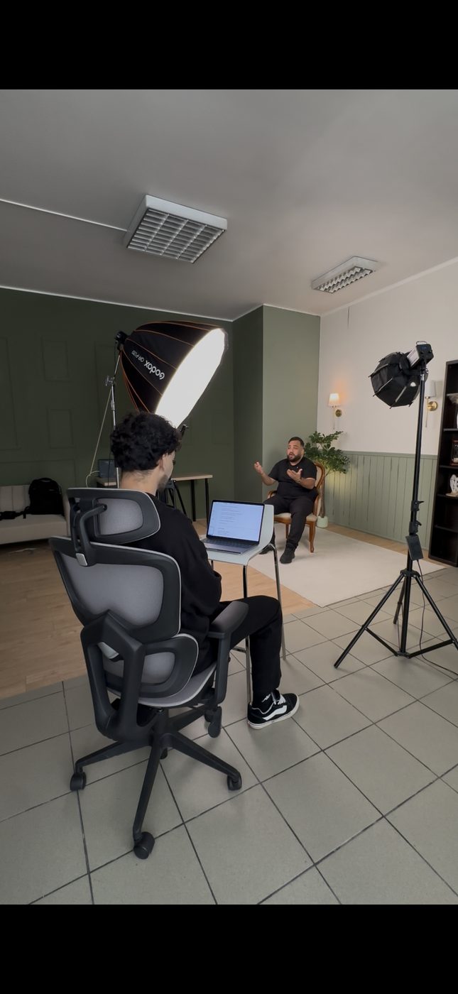 Bastidores: ajuste de luz e enquadramento antes da gravação.